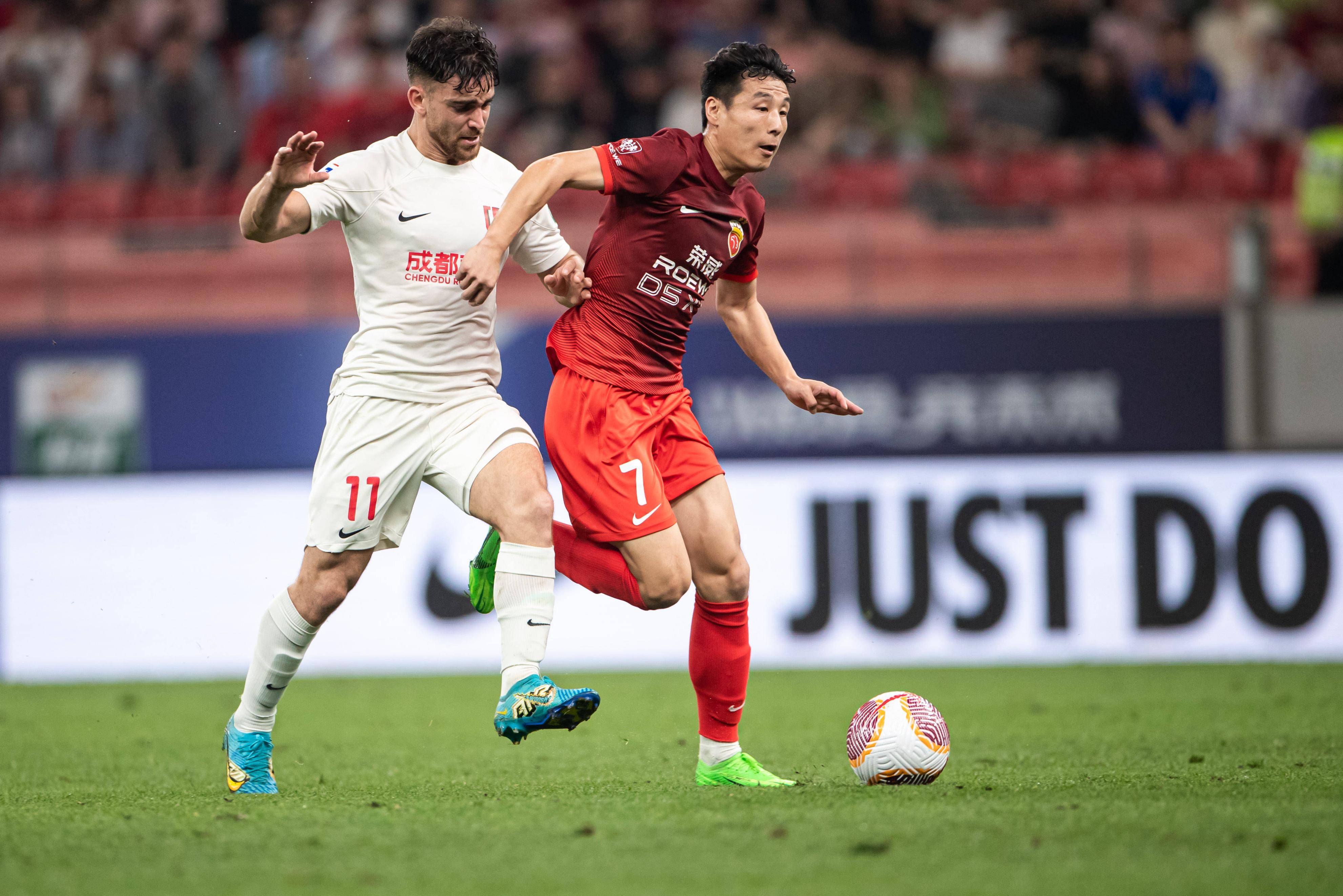 包含国内足球联赛迎来关键战，球队士气高涨的词条