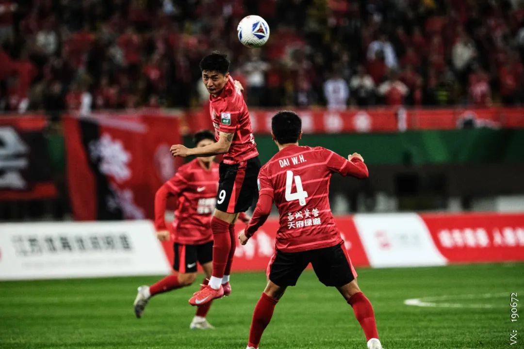 包含本土足球比赛精彩纷呈体育迷热烈期待球队表现的词条