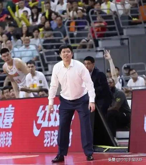 包含黄蜂队主帅获得月最佳教练称号，成绩斐然的词条