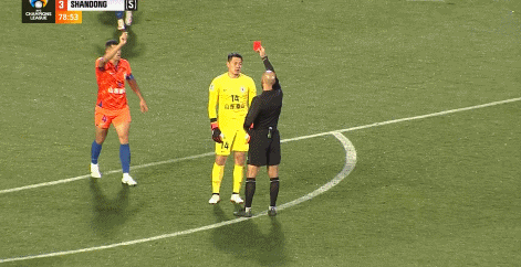 前锋突入禁区破门得分,球队领先 前锋突入禁区破门得分,球队领先