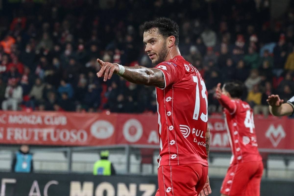 包含乌迪内斯连续五场不胜，陷入降级危机的词条