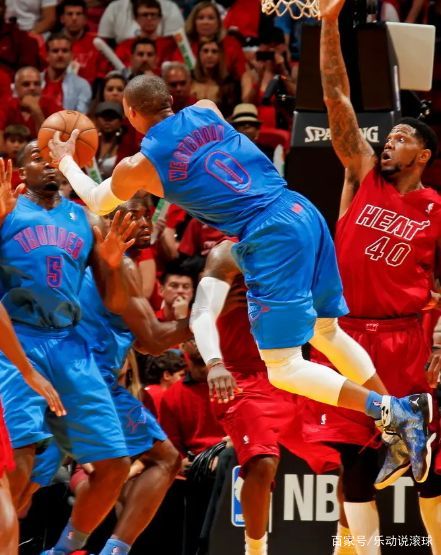 包含澳洲篮球联赛新赛季开赛两队轻松取胜的词条