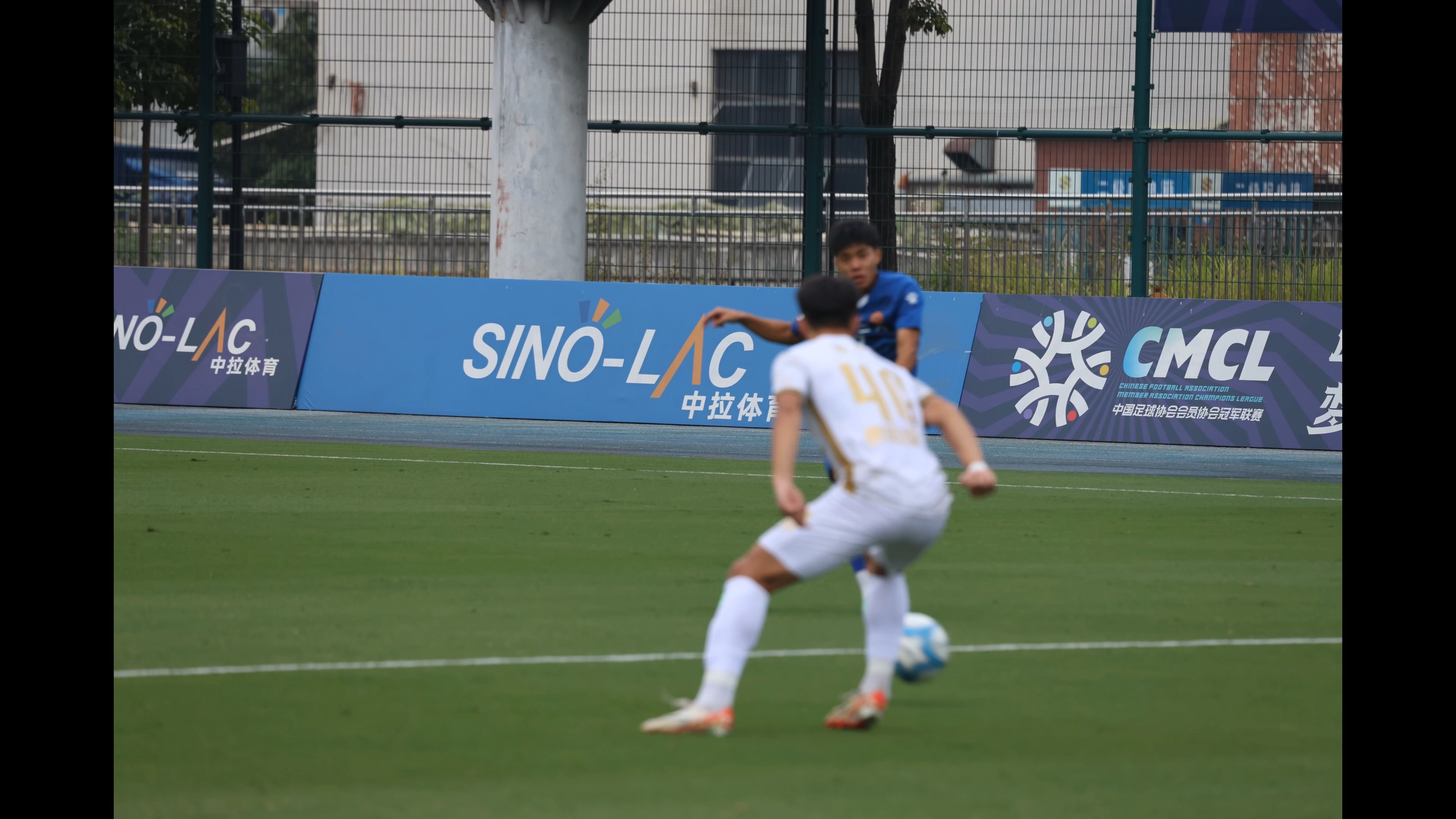 球队在比赛中踢出精彩比赛，展现出色配合