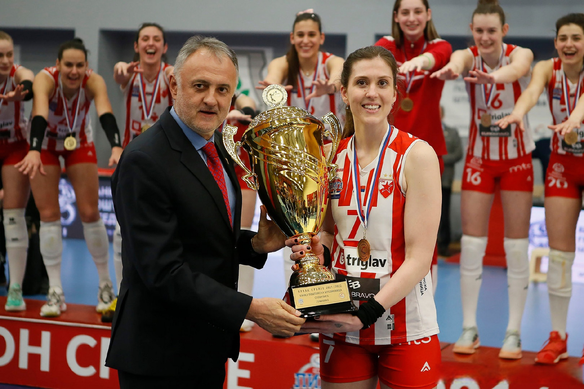 包含贝尔格莱德红星成功逆袭，火力全开赢得比赛的词条