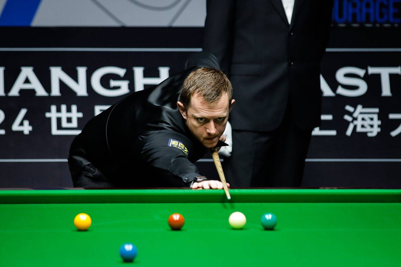 关于半场战报：比分胶着，双方实力旗鼓相当的信息