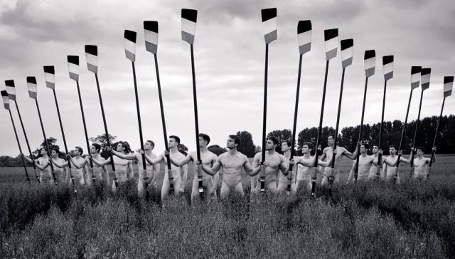 意外发生！赛艇比赛选手受伤