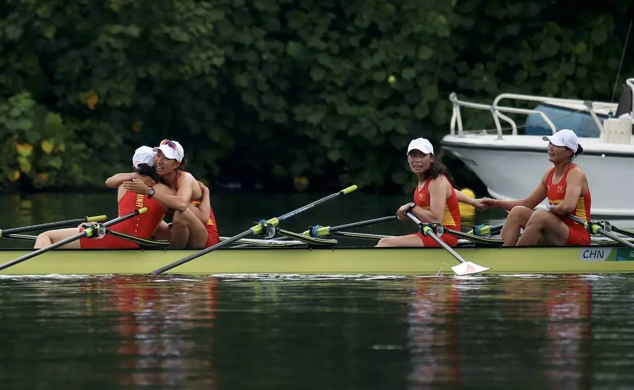 意外发生！赛艇比赛选手受伤