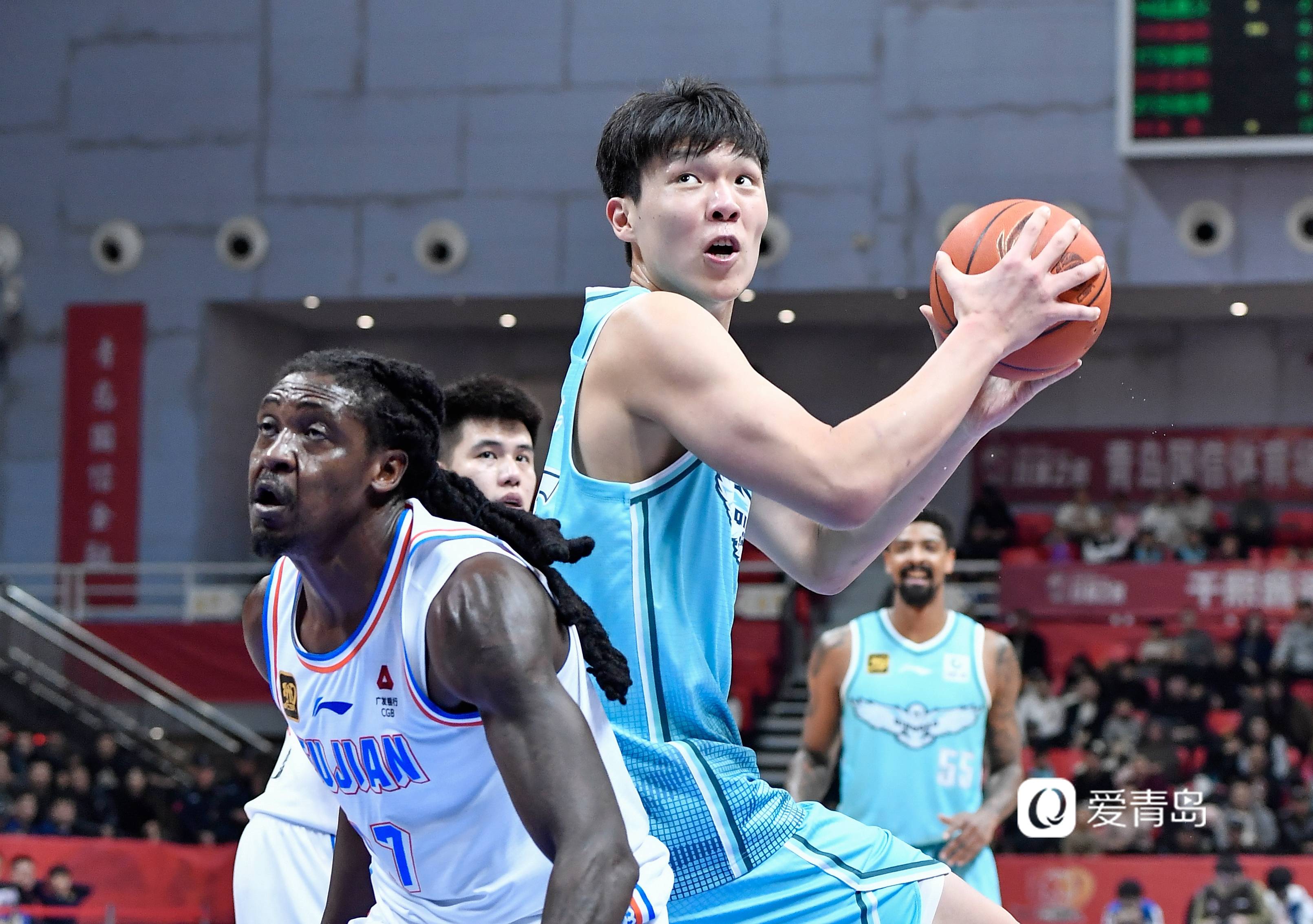 河南男篮大胜青岛队，成功卫冕