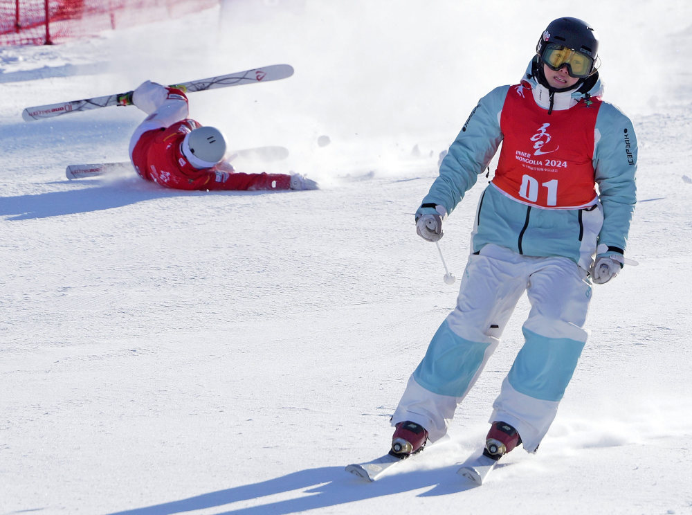 自由式滑雪选手秀出绝技摘金