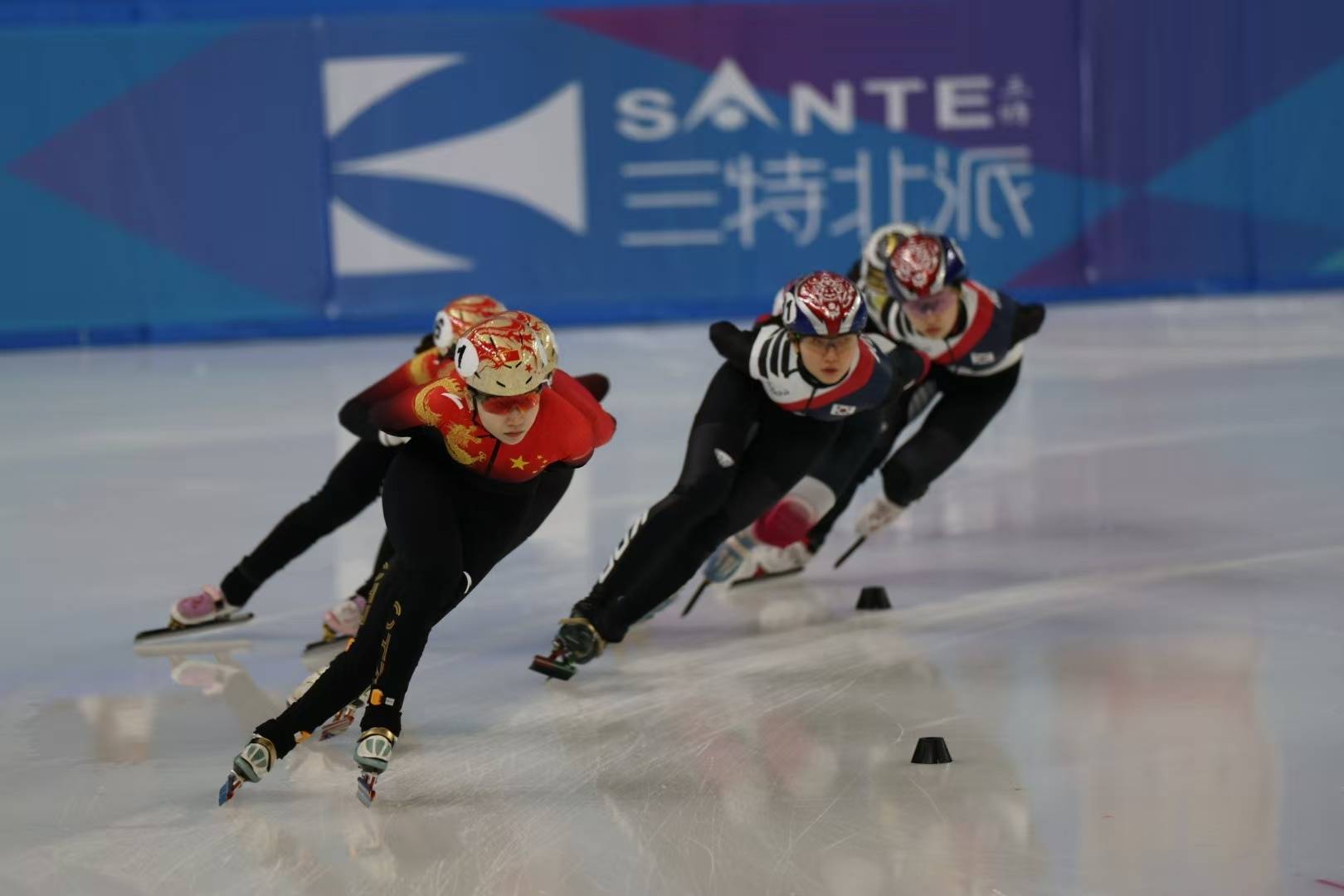 短道速滑决赛惊心动魄，韩国选手摘金