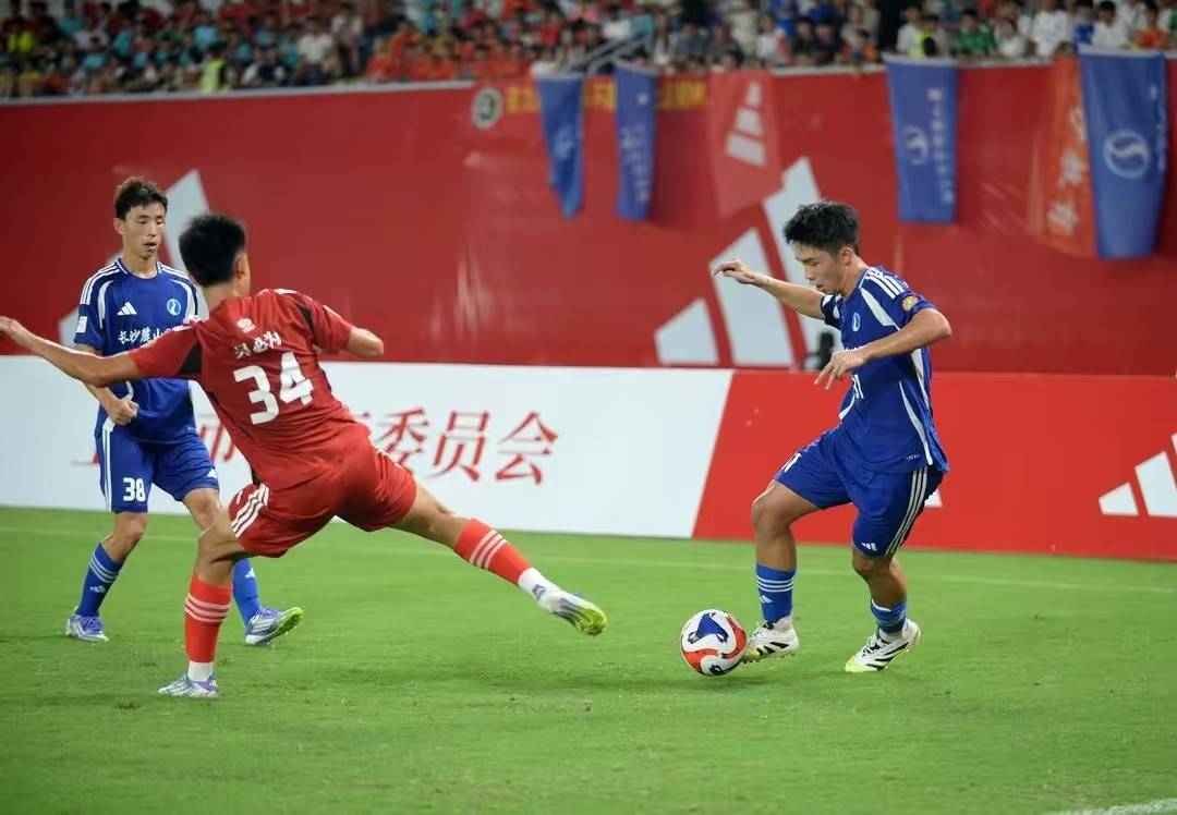 中国足球联赛将触发激烈拼搏 中国足球联赛将触发激烈拼搏