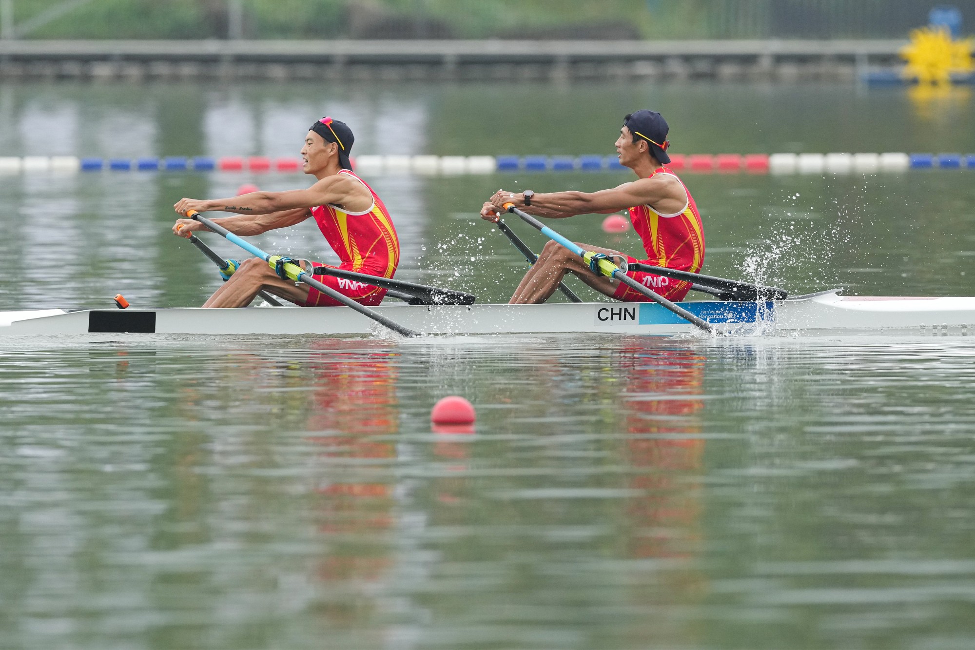 荷兰游泳健儿冲线夺冠