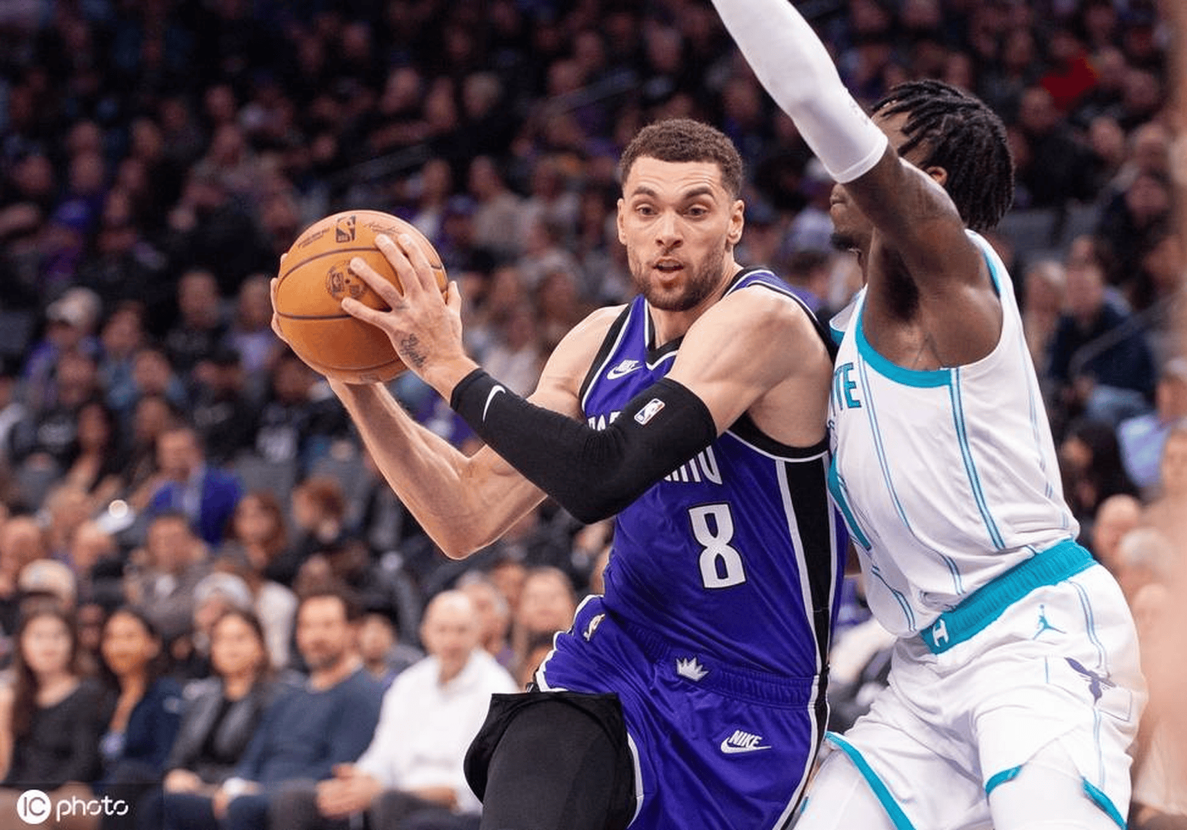 爵士队主场大胜黄蜂,米切尔砍下+得分 爵士队主场大胜黄蜂,米切尔砍下+得分