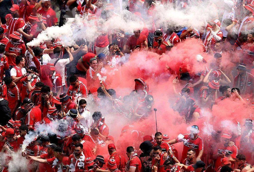 关于精彩瞬间令人沸腾,场外球迷尽情欢呼的信息 关于精彩瞬间令人沸腾,场外球迷尽情欢呼的信息