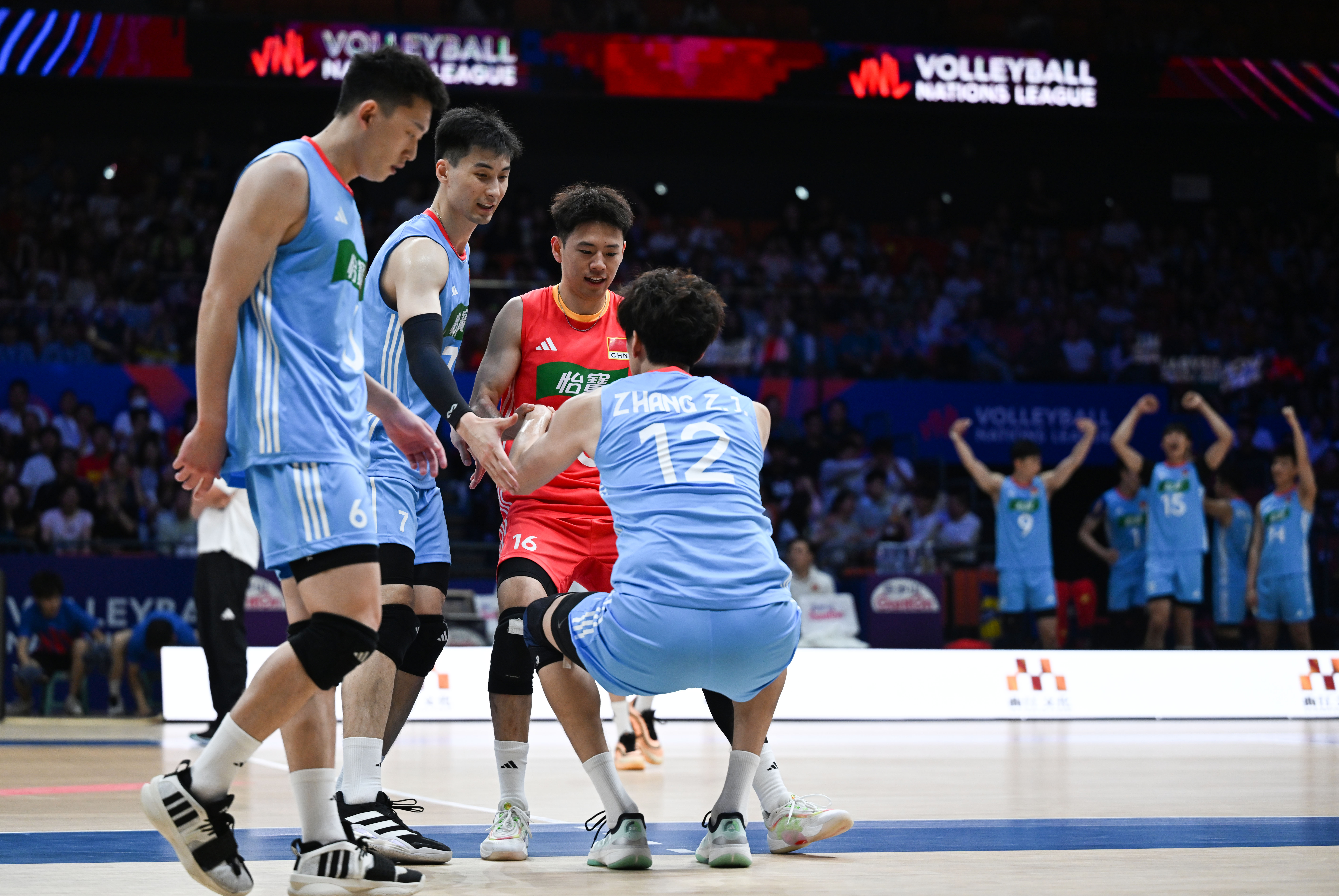 伦敦举行排球比赛，国家队表现压倒性