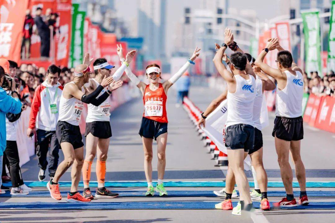 马拉松赛事中热刺战胜对手成功转会