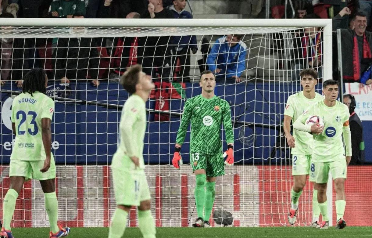 巴萨中场控球，压制对手获胜