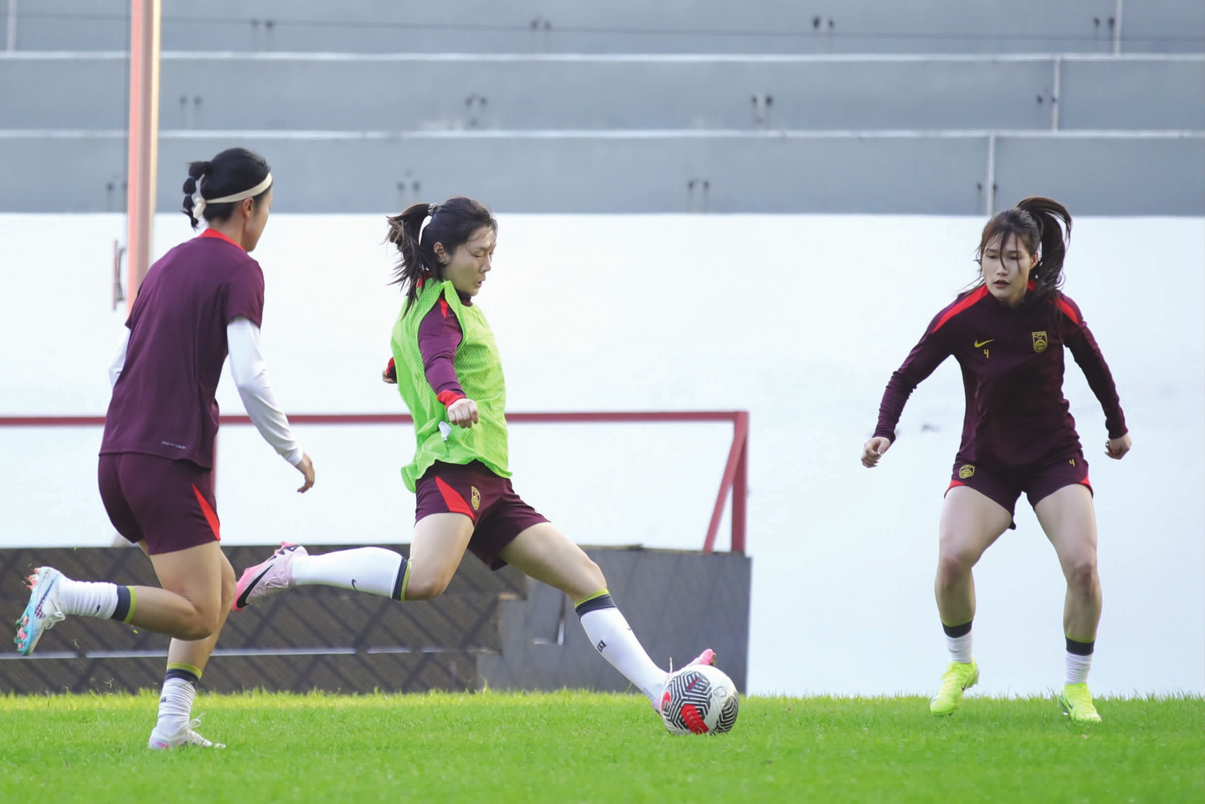 国家女足队在比赛中展现出色配合 国家女足队在比赛中展现出色配合