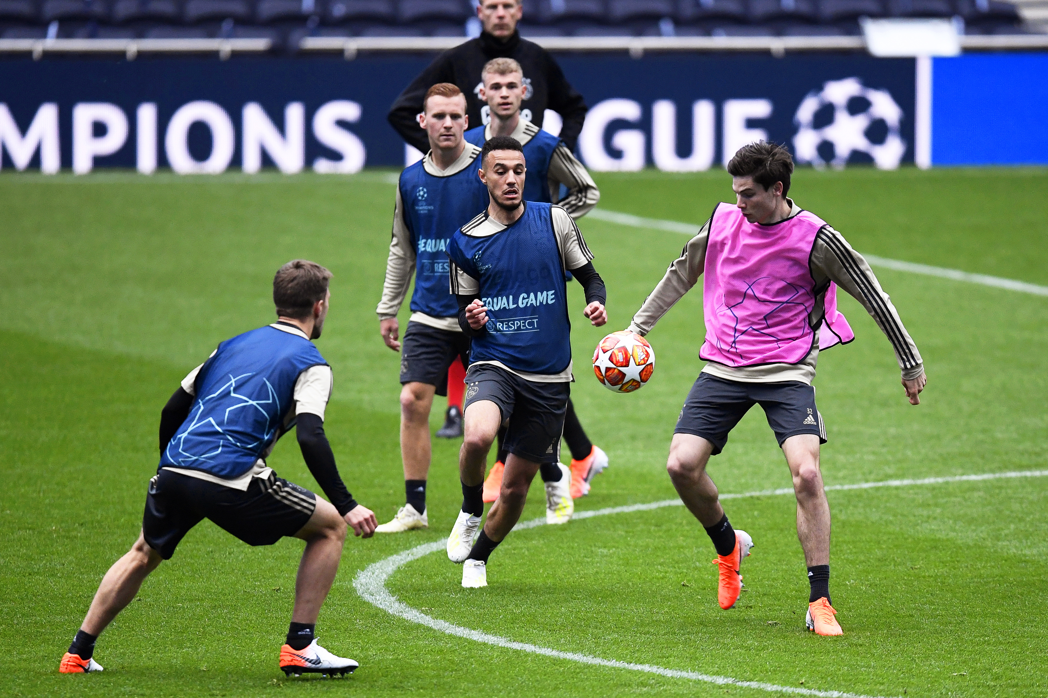 阿贾克斯阵容出现人员变动，备战决赛