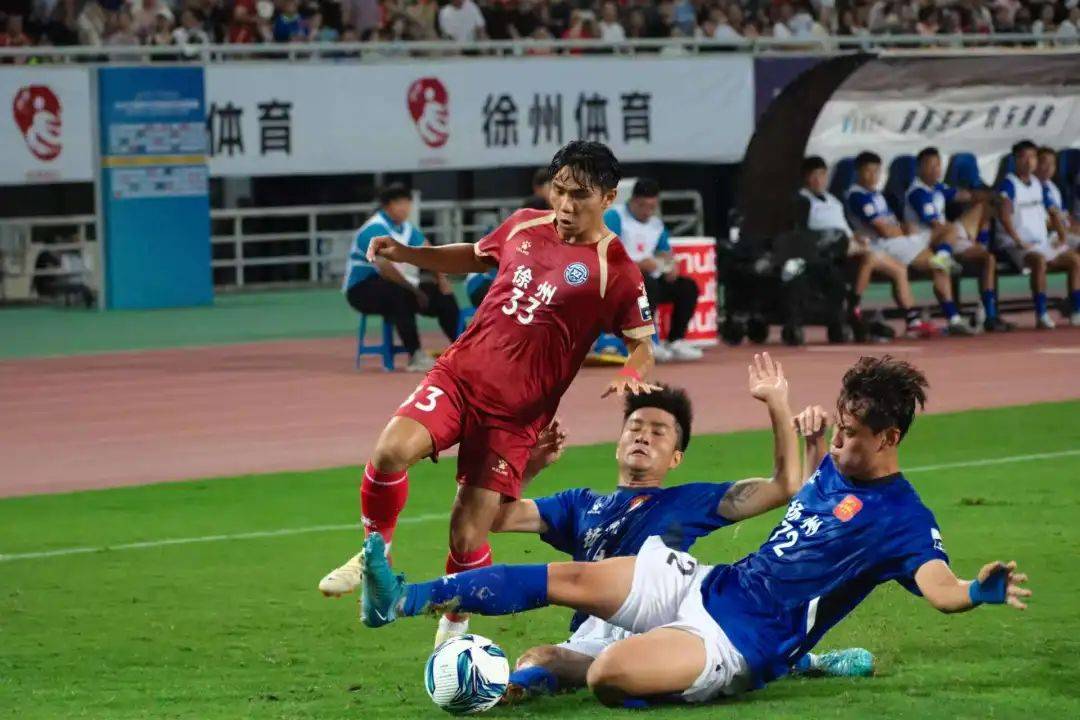 燃烧的战斗热情，球员拼尽全力争取每一个进球的简单介绍