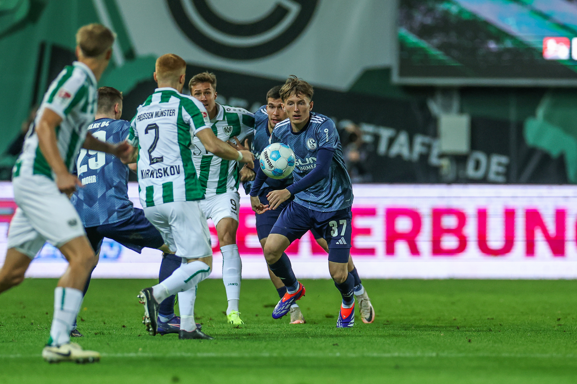 沙尔克球员奉献出色表现赢得比赛