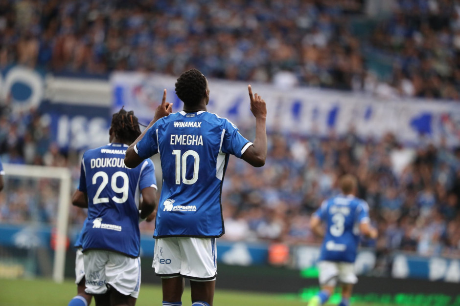 沙尔克球员奉献出色表现赢得比赛