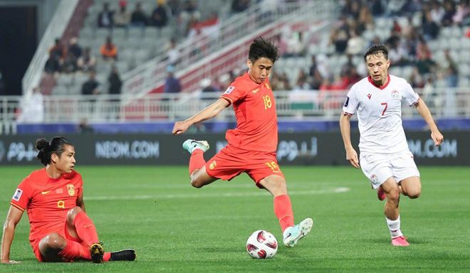 进攻组合默契十足，连续攻破对手球门