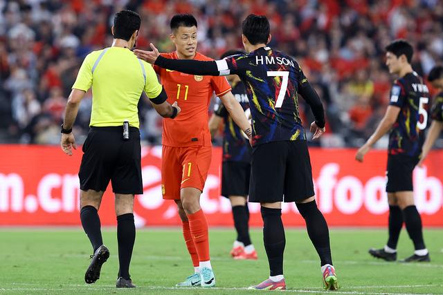 包含沃尔夫斯堡遭遇争议判罚，主场失利的词条