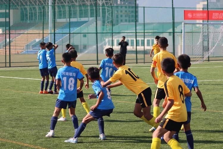 足球青训计划逐步推进,培养新生力量 足球青训计划逐步推进,培养新生力量
