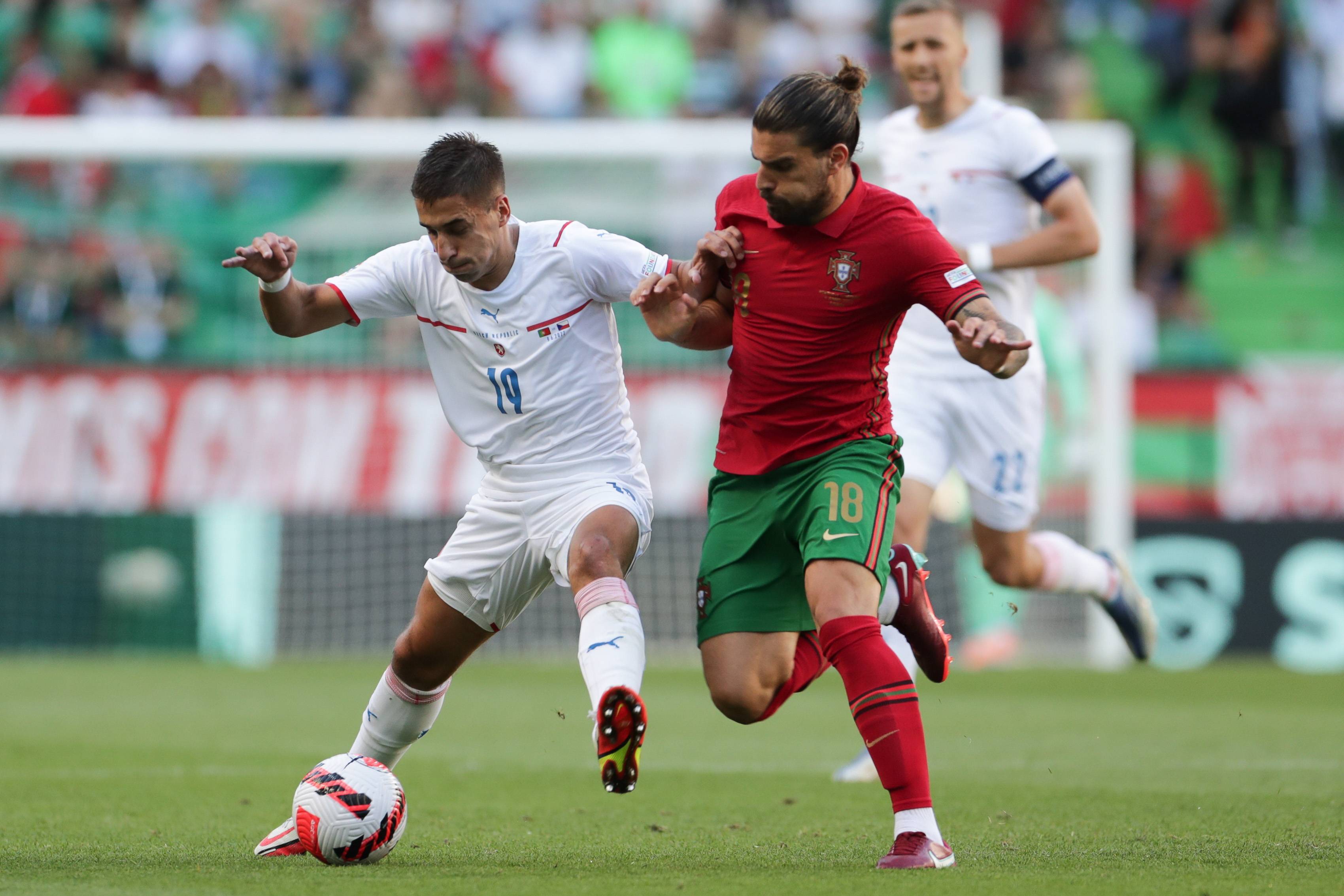 沙特阿拉伯战胜捷克，突围小组赛一线生机的简单介绍