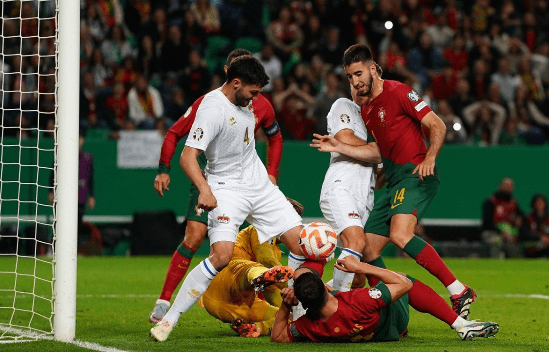 争夺霸主：欧洲豪门队伍擦出火花的简单介绍