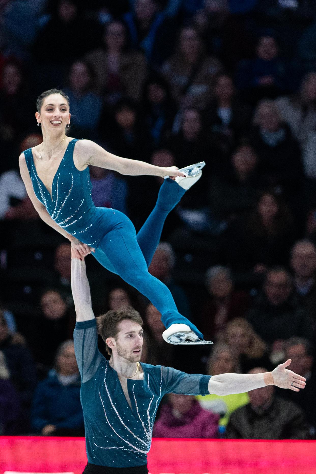 双人滑冰赛场现代感十足,俄罗斯运动员震撼夺冠 双人滑冰赛场现代感十足,俄罗斯运动员震撼夺冠