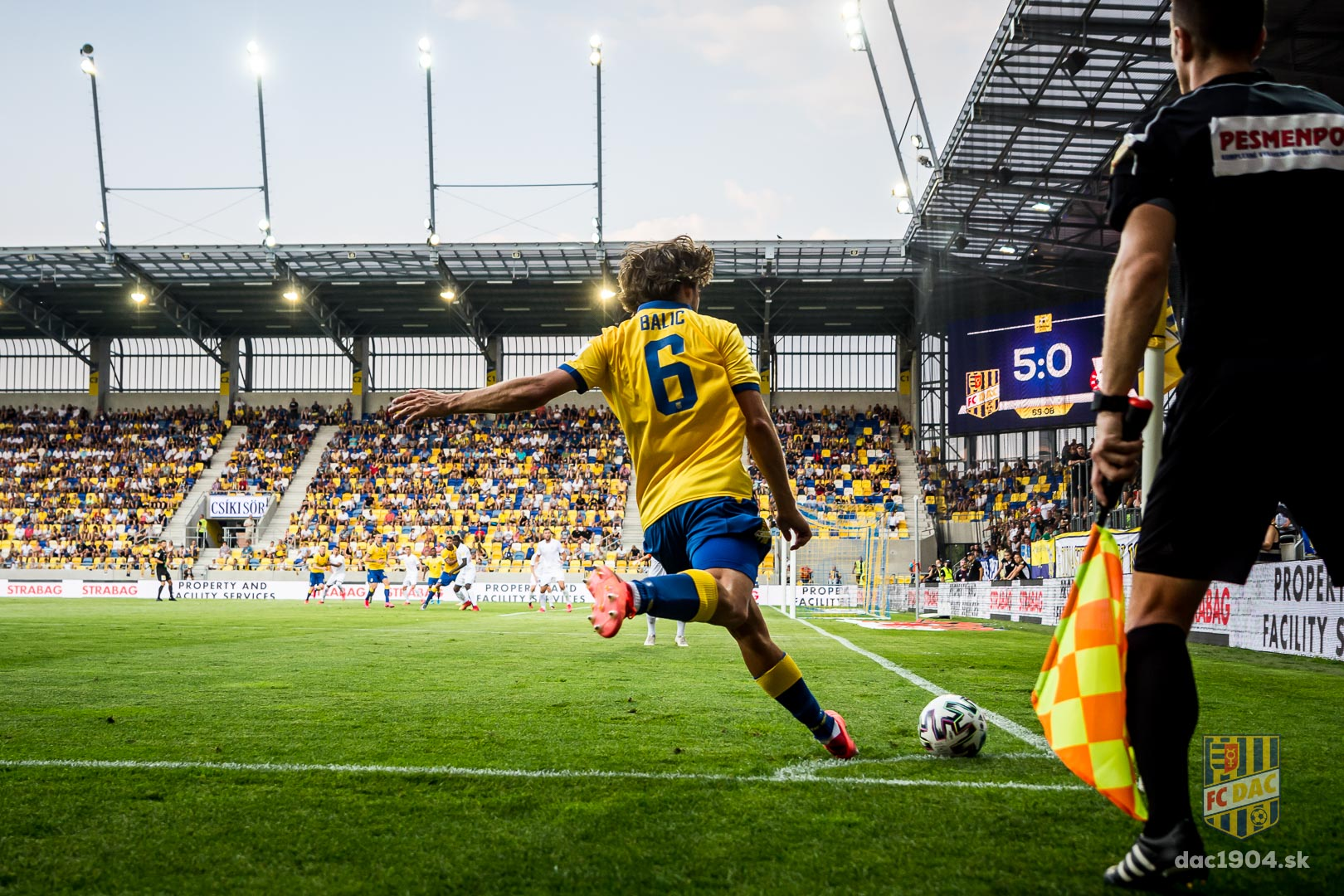 包含瑞典梅开二度，客场绝杀斯洛伐克的词条